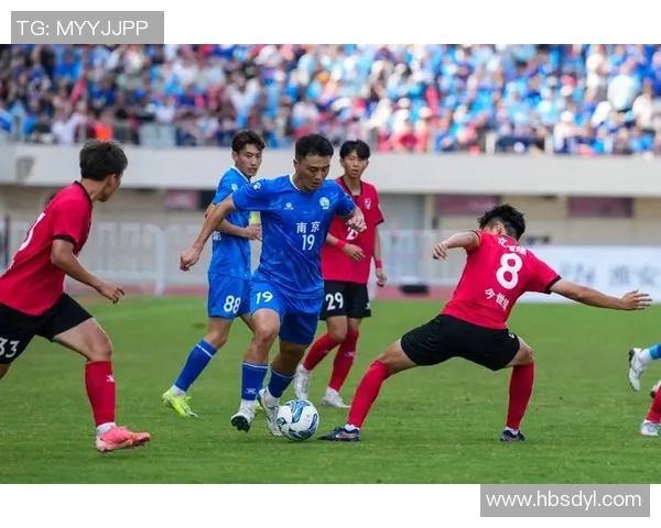 踢得最重的足球明星揭秘他们的力量与技巧背后的故事与成就 踢得最重的足球明星揭秘他们的力量与技巧背后的故事与成就